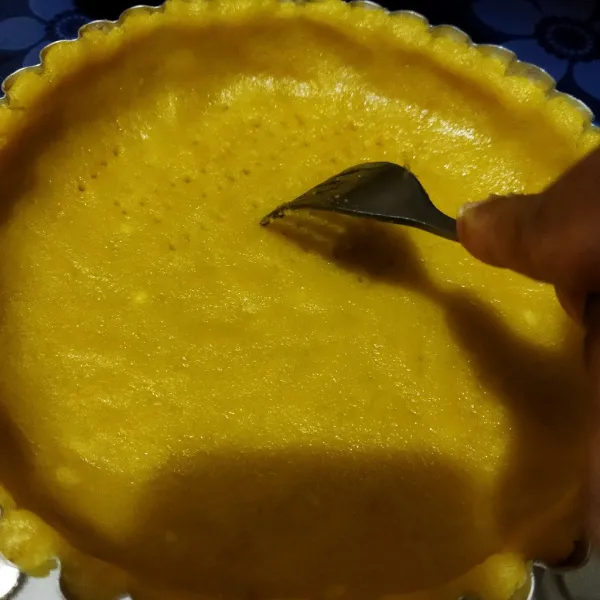 Pindah ke loyang pie, pipihkan ratakan. Tusuk-tusuk dengan garpu.