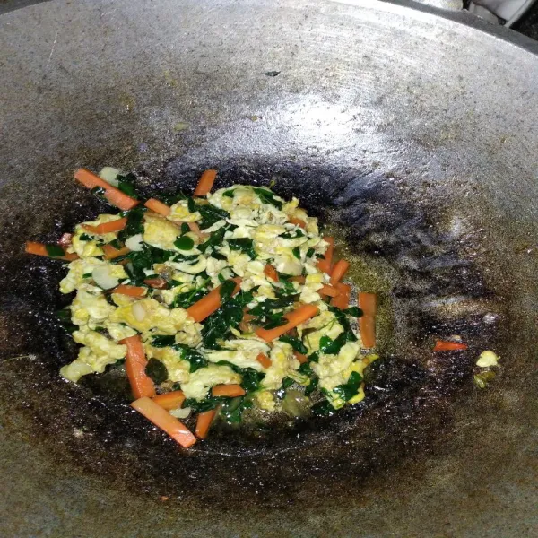 Masak hingga kuah menyusut, koreksi rasa dan sajikan.