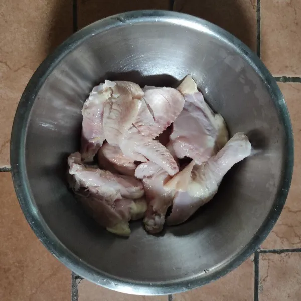 Potong daging ayam sesuai selera, kerat daging untuk memudahkan bumbu meresap lalu cuci bersih, tiriskan.