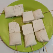 Cuci tahu, kemudian belah menjadi 2 bagian. Lalu tusuk dengan tusukan sate.