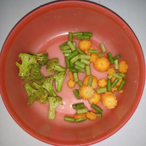 Siapkan brokoli, wortel, dan buncis.