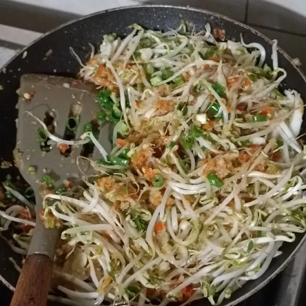 Masukan daun bawang. Aduk merata.