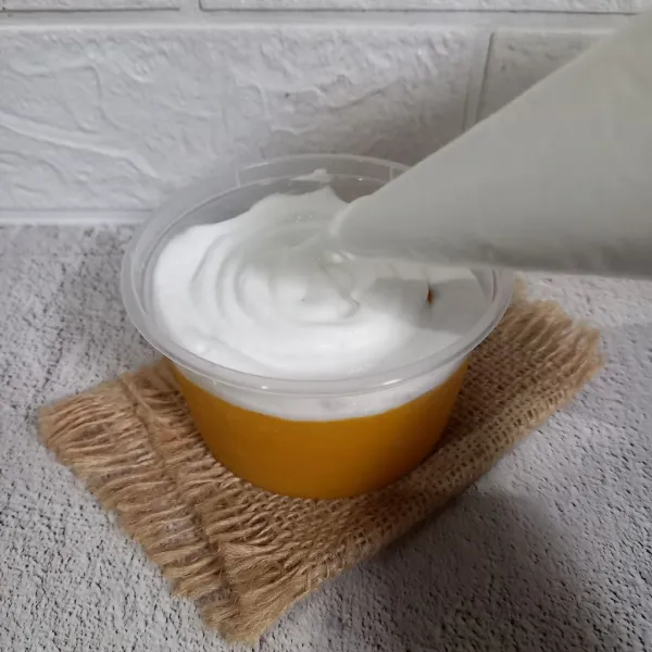 Semprotkan whipped cream secukupnya.