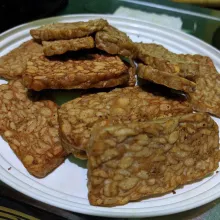 Potong - potong tempe (jangan terlalu tipis) oles dengan sedikit garam dipermukaan tempe, lalu goreng hingga matang kedua sisi. Angkat dan tiriskan.