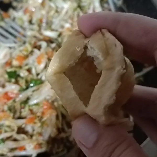 Belah satu sisi tahu, masukkan bahan isian.