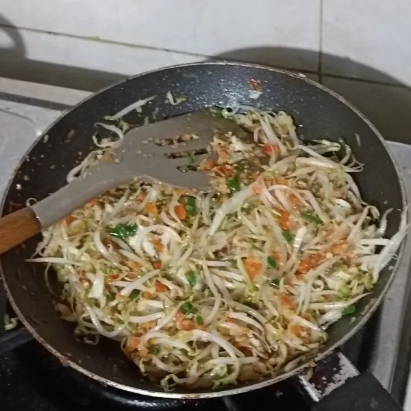 Tambahkan garam, kaldu jamur, lada dan saos tiram. Aduk dan masak hingga sayuran layu.