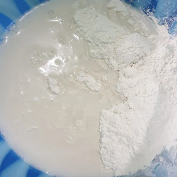 Campurkan tepung beras dan tepung sagu, tambahkan air santan yang sudah suhu ruang aduk rata, tambahkan 1 sdm air Apu.