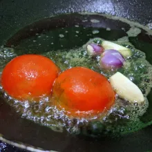 Panaskan minyak, goreng tomat dan duo bawang, menjelang layu dan matang masukkan cabai rawit dan keriting menyusul. Matikan api, tutup penggorengan sebentar lalu angkat cabai, tomat dan bawang. Pindahkan ke wadah cobek.