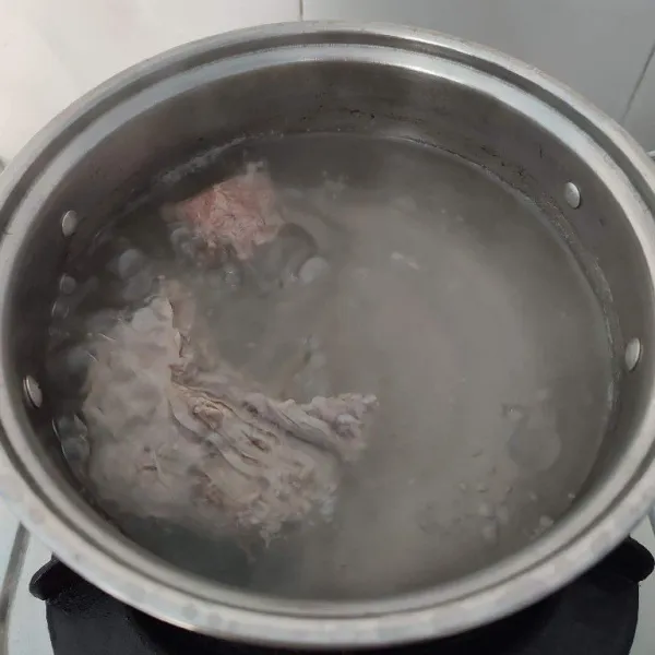 Rebus daging di air mendidih sampai empuk. Kemudian potong-potong.