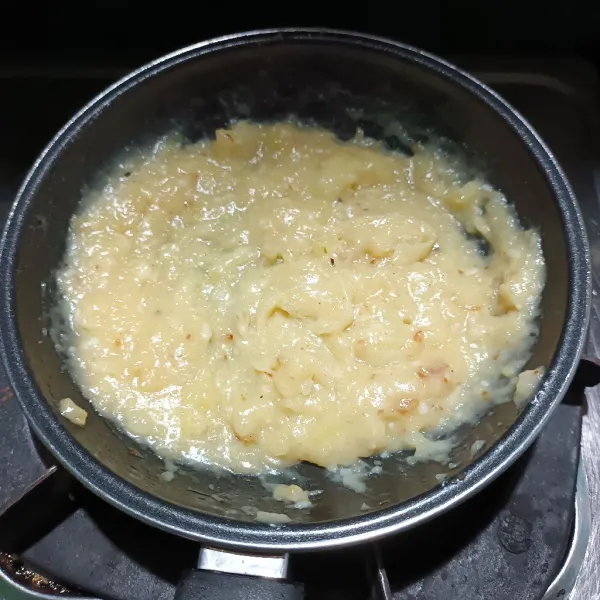Kemudian masukkan kentang, kaldu jamur dan aduk rata. Setelah matang, cicipi rasa, angkat dan sisihkan.