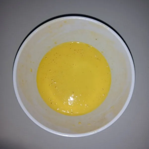 Campur tepung bumbu, tepung terigu, kuning telur, air, dan garam. Aduk rata.