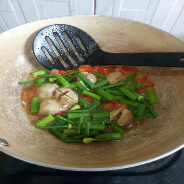 Masukkan bunga bawang, masak dengan api besar sebentar saja, agar bunga bawang masih terasa gurih.