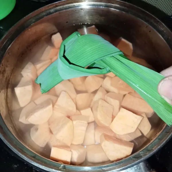 Tambahkan juga daun pandan.