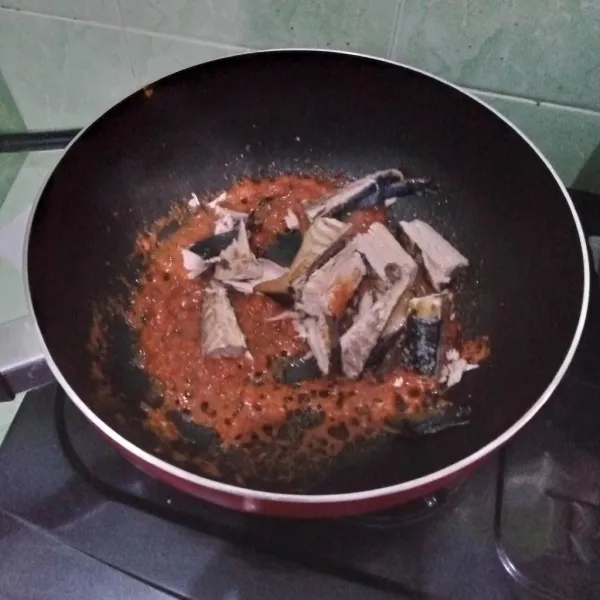 Masukkan ikan tongkol, bumbui gula, garam, terasi bubuk. Koreksi rasa.