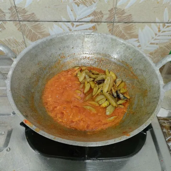 Masukkan jengkol dan kerang yang sudah digoreng.