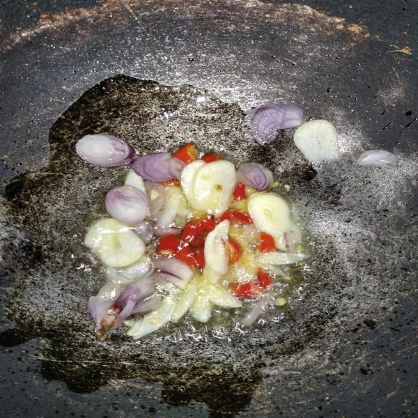 Tumis bawang hingga harum.