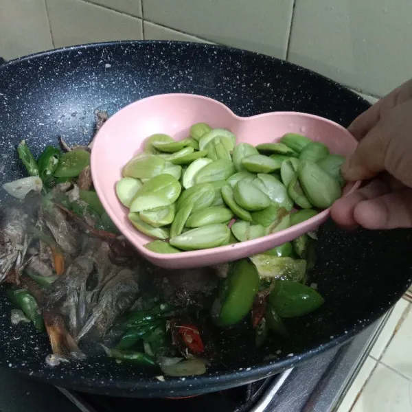 Masukkan pete kupas. Aduk kembali masak sekitar 2-3 menit. Air menyusut dan agak kering. Angkat, sajikan.