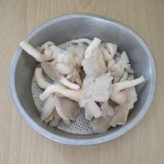 Bersihkan jamur tiram lalu tiriskan.