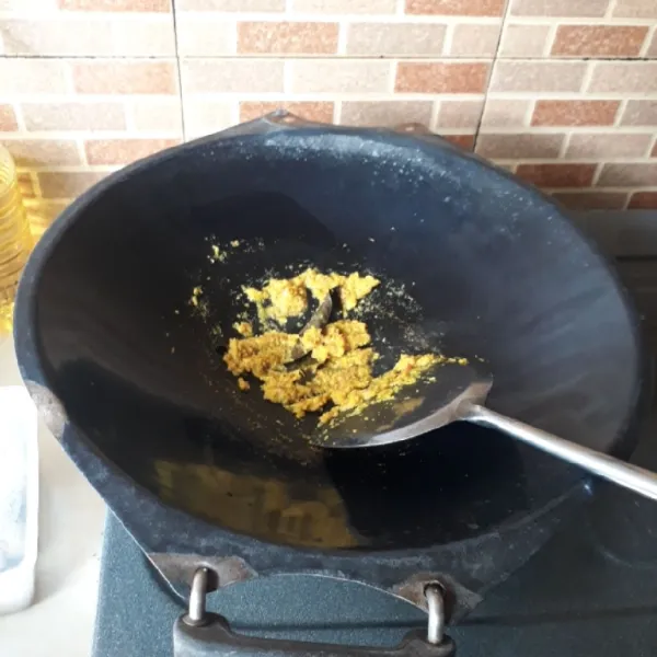 Tumis bumbu, daun salam dan minyak hingga harum.