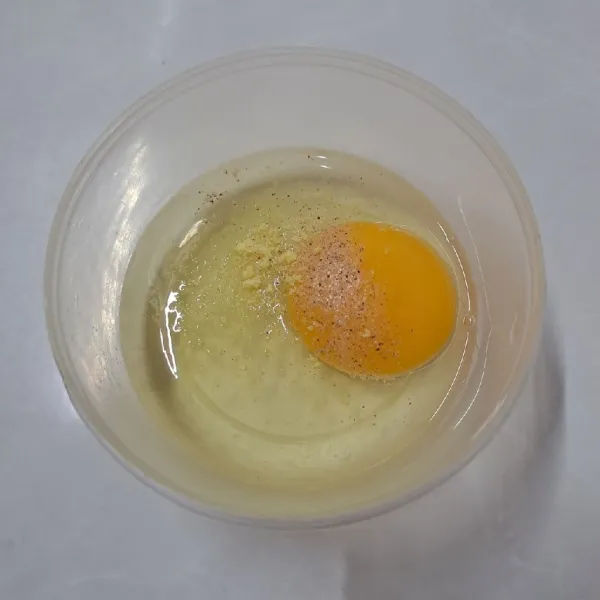 Kocok telur, kaldu jamur dan merica bubuk sampai rata.