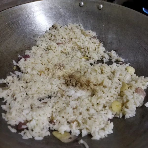 Tambahkan lada dan kaldu jamur. Lanjut menggoreng nasi sampai semua bahan menyatu. Koreksi rasa.