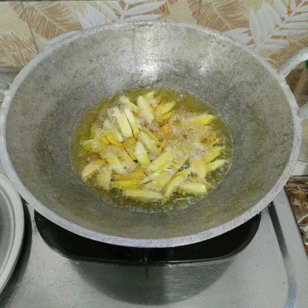 Goreng jengkol hingga matang.