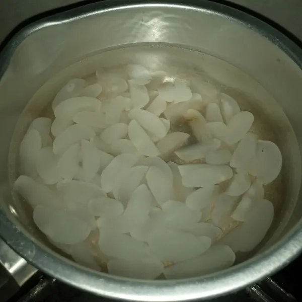 Cuci bersih kolang kaling. Belah dua. Rebus air samoai mendidih kemudian masukkan kolang kaking. Masak 1 menit, tiriskan.