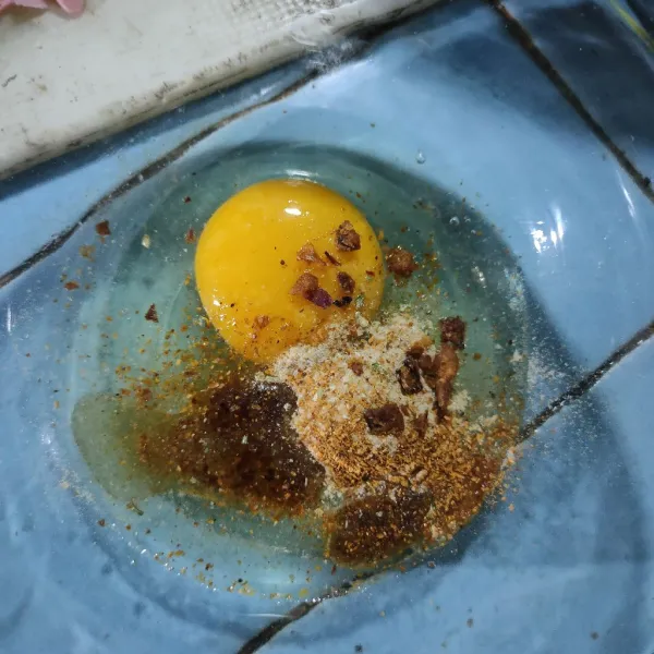 Kocok telur bersama semua bumbu mie.