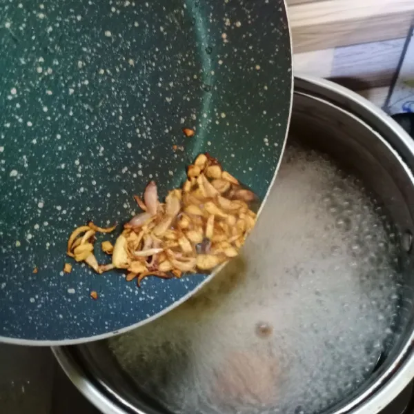 Sambil menunggu wortel setengah matang, tumis bawang merah dan bawang putih sampai matang.