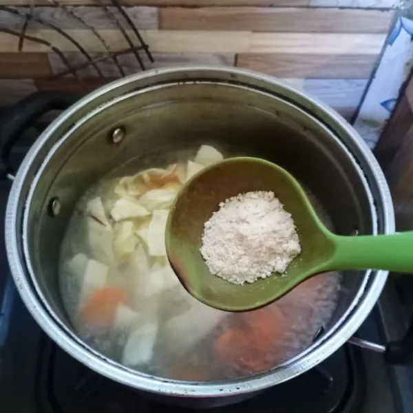 Bumbui dengan bumbu sup instan dan garam.