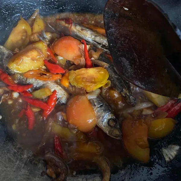 Tambahkan air, setelah mendidih masukkan ikan peda goreng.