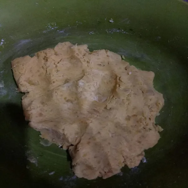Kukus ubi sampai matang lalu hancurkan tambahkan tepung tapioka dan gula pasir aduk rata.