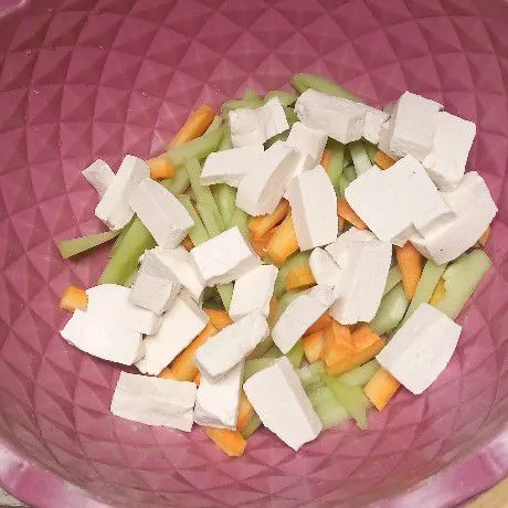 Siapkan bahan utamanya. Manisa, wortel potong-potong Kem cuci bersih. Tahu juga dipotongnya lebih kecil.