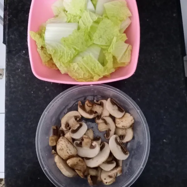 Siapkan sawi dan jamur. Cuci bersih lalu potong-potong.