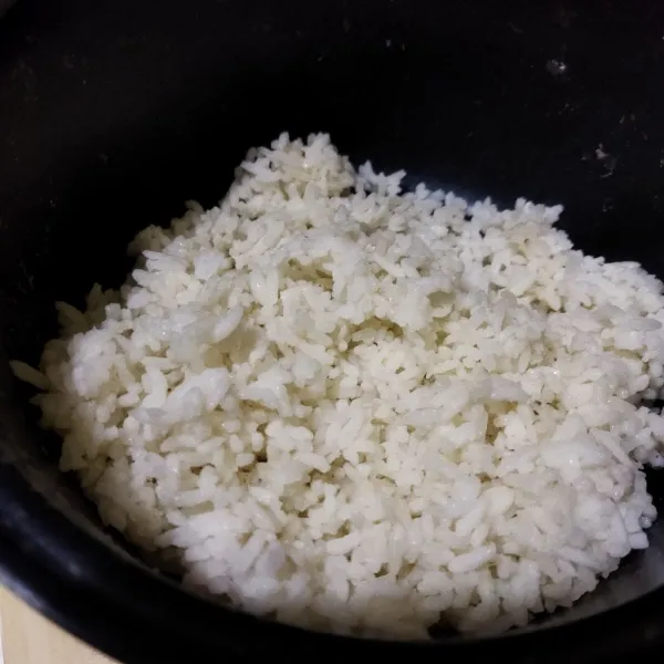 Siapkan nasi dingin.