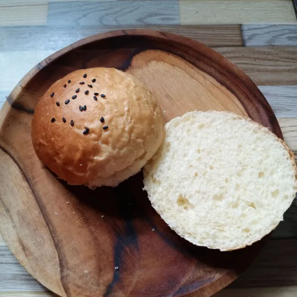 Belah roti burger menjadi 2 bagian.