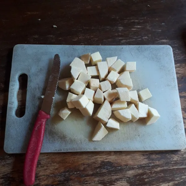 Kupas talas dan potong dadu 1 cm.