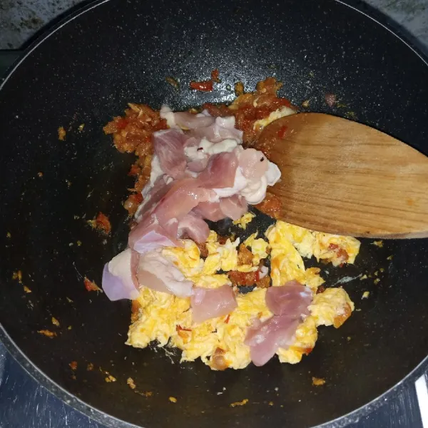 Masukkan telur. Masak sambil diorak-arik. Kemudian masukkan ayam. Masak sampai berubah warna.