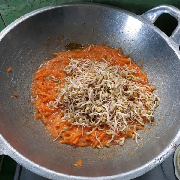 Setelah wortel setengah matang, masukan kecambah, masak sampai wortel dan campak matang, jangan lupa cek rasa.