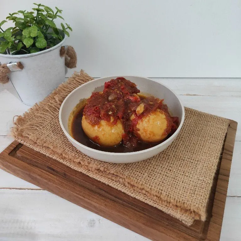 Proses membuat Telur Kuah Asam di kompor dapur