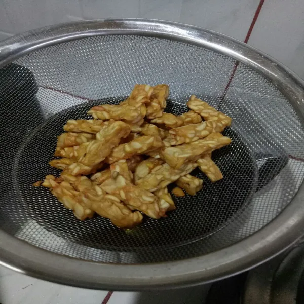 Goreng tempe, tiriskan.