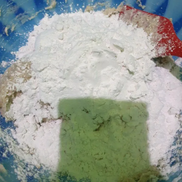 Tambahkan tepung sagu aduk rata sampai adonan bisa dipulung.