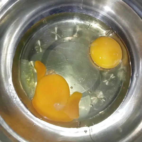 Pecahkan telur di dalam mangkuk.