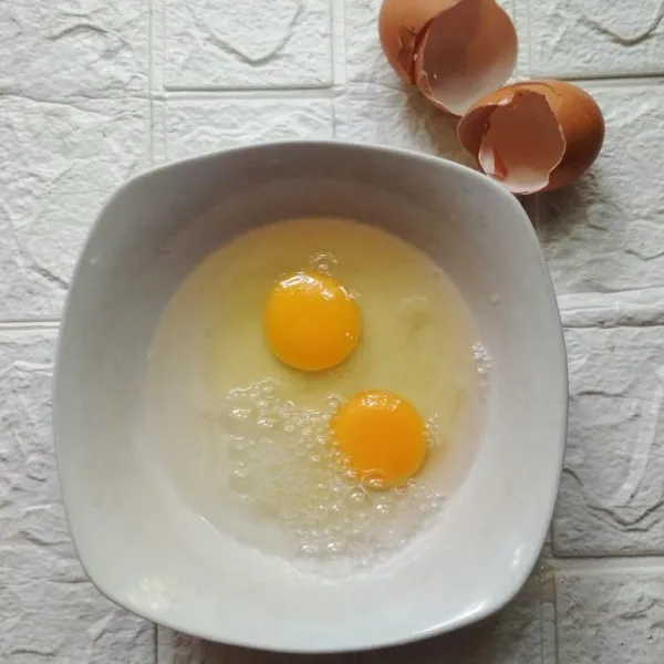 Pecahkan telur, tambahkan 5 sdm air, kocok hingga tercampur rata.