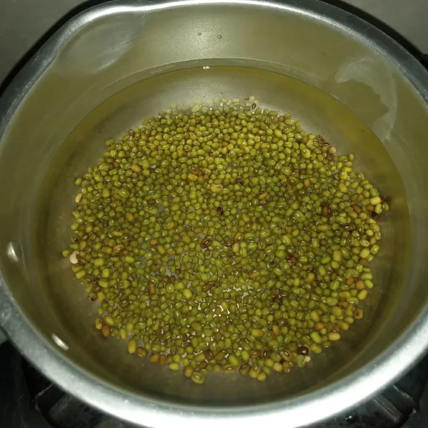 Cuci bersih kacang hijau kemudian rendam 1 jam. Turiskan. Masukkan ke dalam panci bersama dengan air. Rebus dengan api sedang sampai kacang hijau empuk. Tiriskan dari air rebusannya.