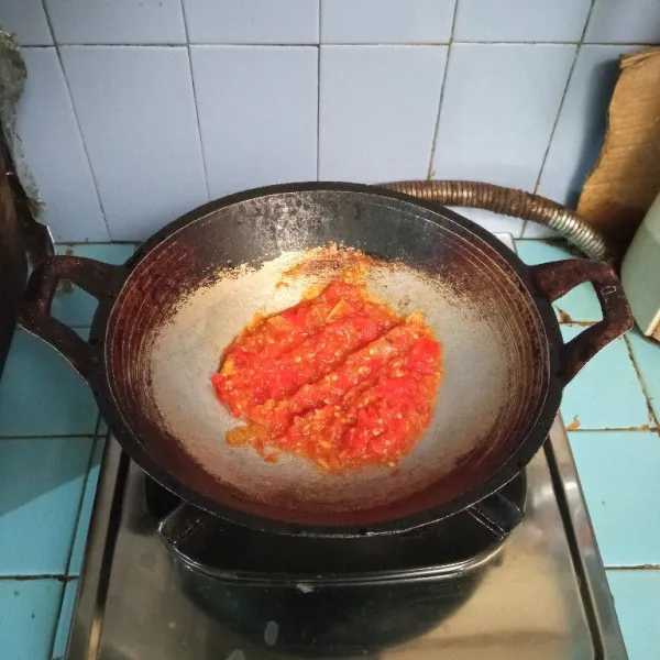 Tumis sambal tomat sampai harum dan matang.