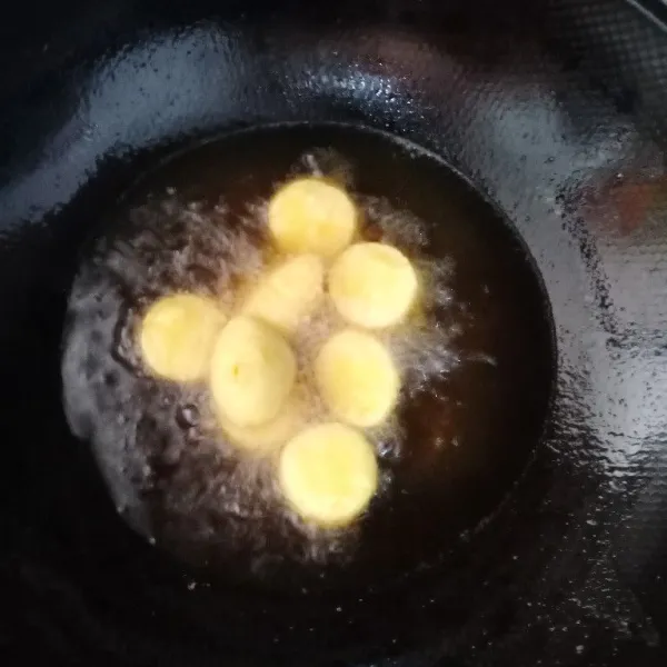 Panaskan minyak. Goreng tahu hingga keemasan.