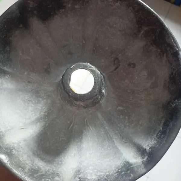 Saya menggunakan loyan diameter 24 cm, oles dengan mentega dan taburi tepung tipis saja.