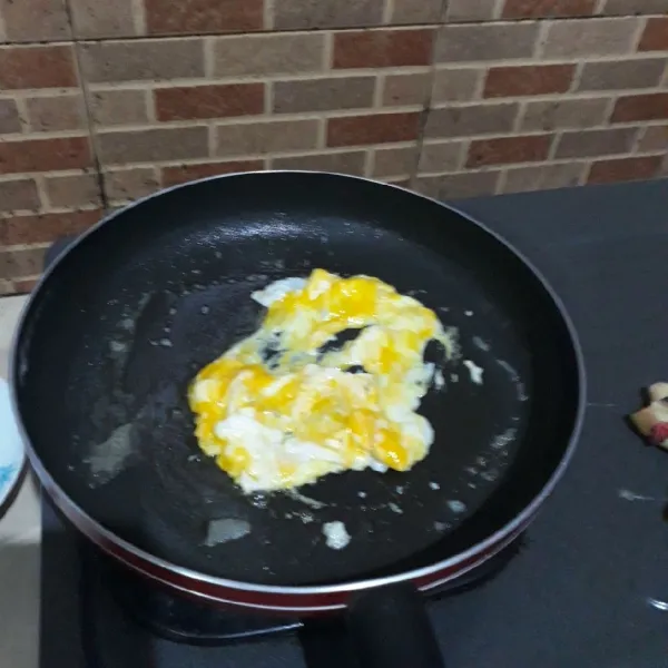 Goreng telur dan orak arik, sisihkan.