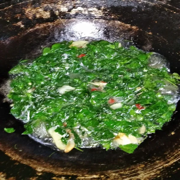 Tambahkan air, beri garam dan kaldu bubuk.